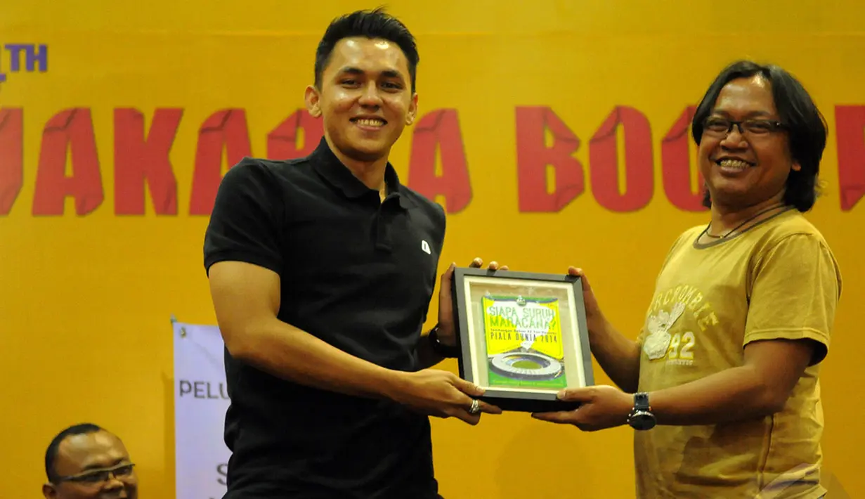 Moamar Emka memberikan sebuah piagam penghargaan kepada Stewart Henry Pesch usai bedah buku di Jakarta Book Fair 2014, Senayan, Jakarta, Kamis (29/05/2014) (Liputan6.com/Faisal R Syam).