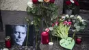 Upeti legenda rock asal Inggris, David Bowie terlihat di luar bekas rumahnya di Berlin Hauptstrasse 155 pada 11 Januari 2016. Kabar meninggalnya musisi legendaris ini dikabarkan melalui akun resmi Twitter dan Facebook-nya. (AFP/Bintang.com)