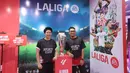 Legenda bulu tangkis Indonesia, Liliyana Natsir, Mohammad Ahsan, berpose di depan trofi La Liga pada acara Vidio Sports Festival di Plaza Timur Senayan, Jakarta, pada Sabtu (18/10/2025). (Bola.com/M Iqbal Ichsan)