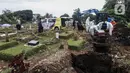 Prosesi pemakaman korban COVID-19 di Srengseng Sawah, Jakarta, Selasa (15/6/2021). Kasus COVID-19 pascamudik dan libur Lebaran 2021 terus melonjak, bahkan Jakarta saat ini memasuki fase yang amat genting karena adanya lonjakan drastis kasus COVID-19.(Liputan6.com/Johan Tallo)