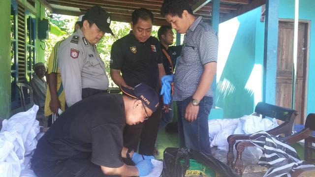 Polisi mengolah TKP meninggalnya seorang kakek berusia 80 tahun lantaran tercebur sumur. (Foto: Liputan6.com/Polres Kebumen/Muhamad Ridlo)