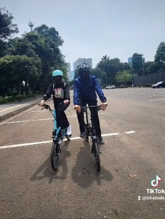 <p>Pasangan ini sempet memperlihatkan potret ketika mereka melaju di atas sepeda. Dalam foto itu, Alyssa dan Dude tampak kompak. (Foto: instagram/dude2harlino)</p>