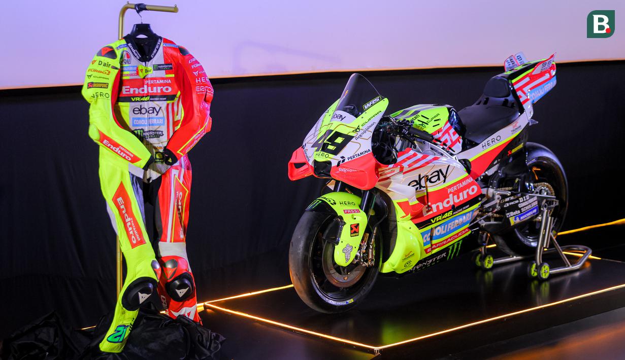 <p>Selain motor, tim juga mengenakan baju balap mereka yang bertajuk Mandalika Kappa Capsule Shirt, yang memadukan warna merah khas Indonesia dengan desain yang terinspirasi dari sirkuit dan selaras dengan livery dari motor Ducati Desmosedici GP tersebut. (Bola.com/Bagaskara Lazuardi)</p>