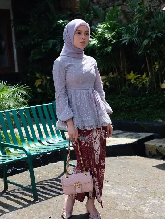 Tidak hanya dua warna, perpaduan elegan juga bisa didapat dengan kombinasi abu-abu, merah, dan pink [@lestykejora]