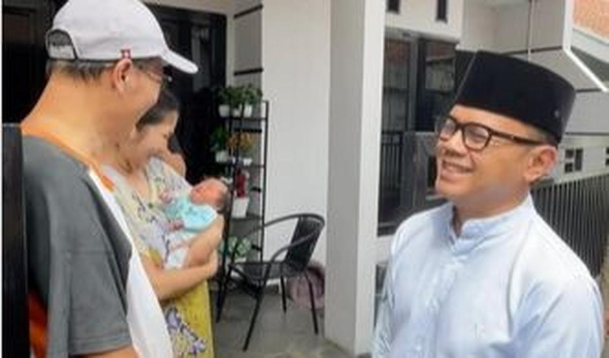 Lucunya, Bima lalu membandingkan nama bayi tersebut dengan salah satu lurah perempuan yang mendampinginya blusukan.