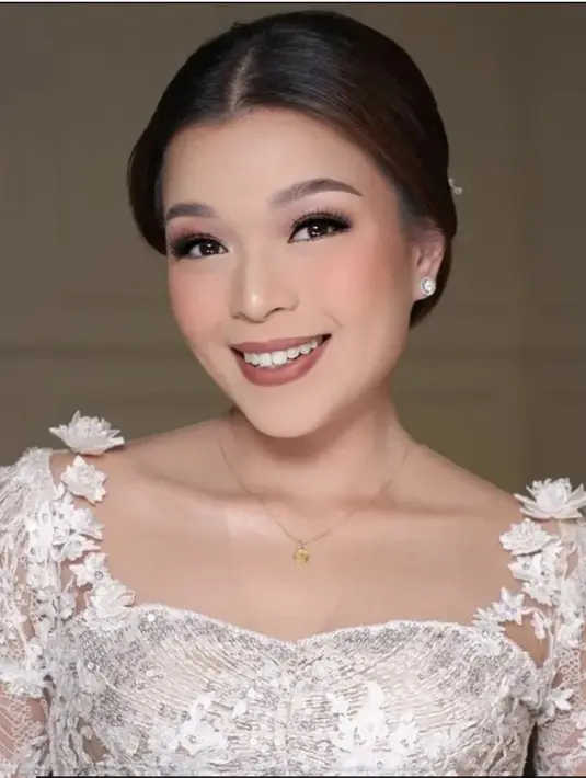 Makeupnya begitu manis dengan nuansa kecokelatan yang sederhana. [Foto: Instagram/ Oza Rangkuti]