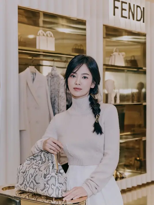 Song Hye Kyo tampil awet muda dengan rambut yang ditata bergaya side braid. [instagram/kyo1122]