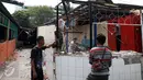Karyawan Lapo Senayan mulai membongkar kios di sentra kuliner tradisional Jalan Lapangan Tembak, Senayan, Jakarta Pusat, Selasa (28/2). Menurut penjual di tempat tersebut, tempat kuliner itu sudah berdiri hampir 25 tahun. (Liputan6.com/Yoppy Renato)