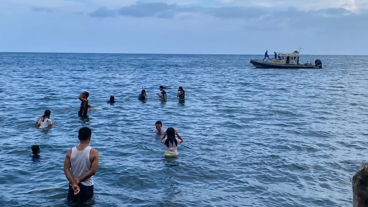 Tampak pula aparat kepolisian dari Polda Sulut mengawasi lokasi wisata itu baik dari darat, maupun melalui kapal-kapal yang berpatroli di perairan Manado.