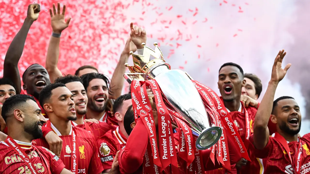 Penantian Panjang Usai, Liverpool Angkat Trofi Juara Liga Inggris di Anfield