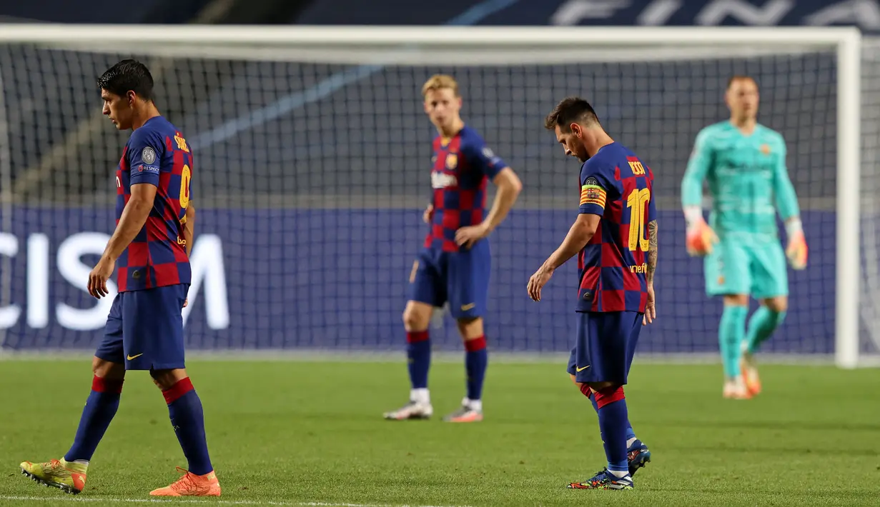 Pemain Barcelona tertunduk lesu usai ditaklukkan Bayern Munchen pada laga perempat final Liga Champions di Estadio da Luz, Sabtu (15/8/2020). Barcelona takluk 2-8 dari Bayern Munchen.  (Rafael Marchante / POOL / AFP)
