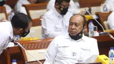Wakil Kepala Badan Intelijen Negara Letnan Jenderal TNI (Purn) Teddy Lhaksmana Widya Kusuma (kanan) berbincang saat mengikuti rapat kerja bersama Komisi I DPR di Kompleks Parlemen, Senayan, Kamis (10/6/2021). Rapat kerja tersebut membahas RKA dan RKP BIN tahun 2022. (Liputan6.com/Angga Yuniar)