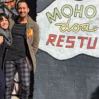 Jelang malam, komedian ektravaganza itu kembali menuangkan curahan hatinya saat melihat sang suami meneteskan air matanya untuk  pertama kalinya sejak berurusan dengan polisi. (Instagram/Bintang.com)