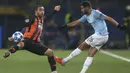 Gelandang Manchester City, Riyad Mahrez, melepaskan tendangan saat melawan Shakhtar Donetsk pada laga Liga Champions di Stadion Metalist, Selasa (23/10/2018). Shakhtar Donetsk kalah 0-3 dari Manchester City. (AP/Efrem Lukatsky)