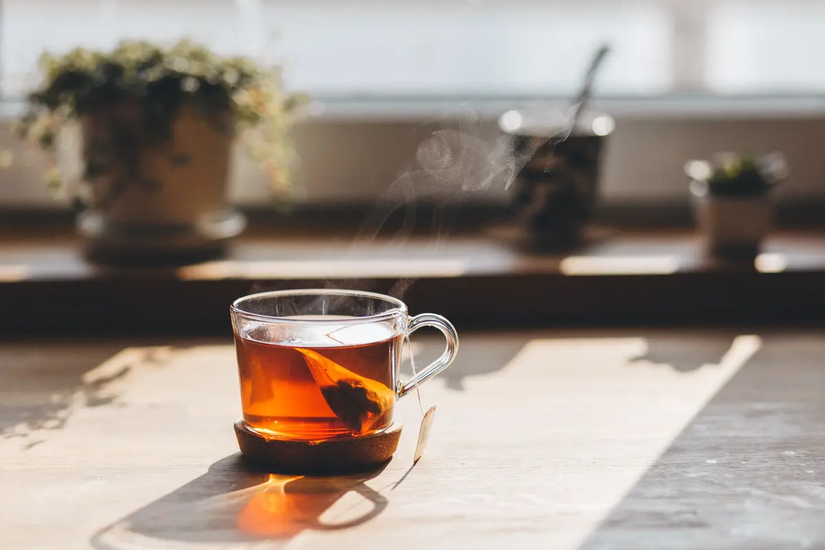 Meminum Teh Hangat