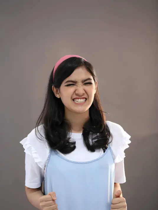 "Sebelumnya pernah pakai rok, tapi untuk cheers beda banget sih. Mereka kaget pas aku pakai baju cheers, 'Syifa pakai cheers kok mau'," ujar pemeran sinetron Tukang Bubur Naik Haji The Series itu. (Nurwahyunan/Bintang.com)