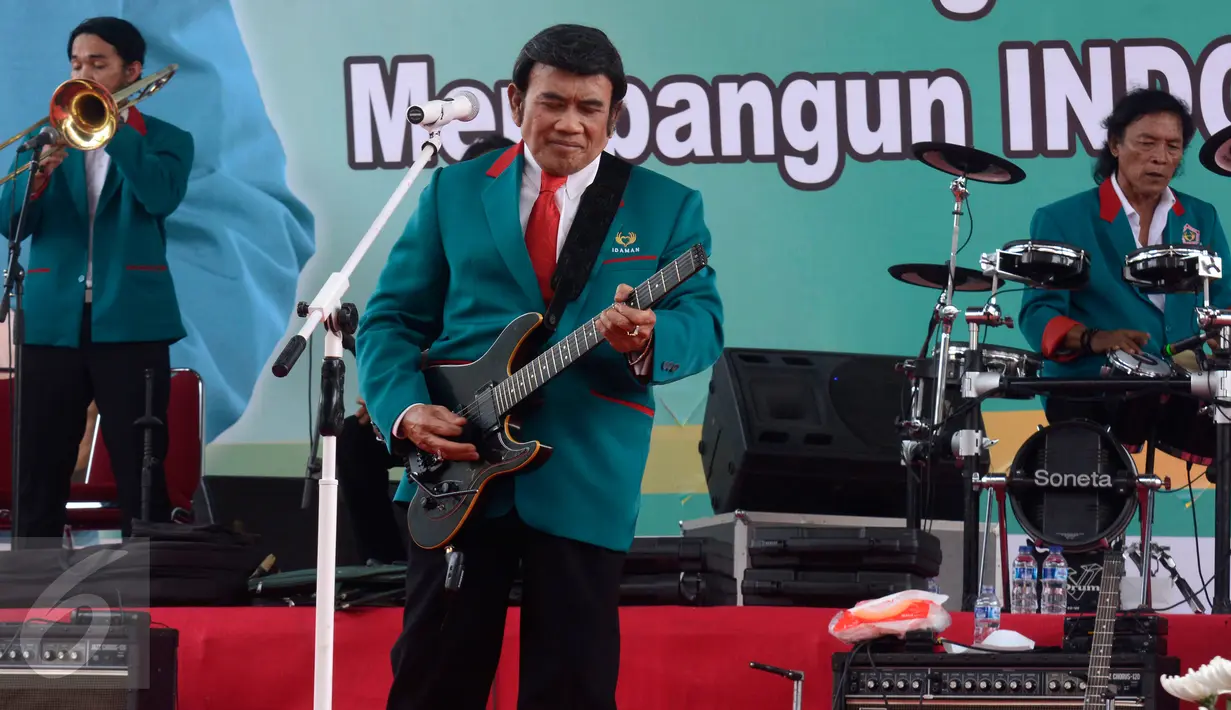 Ketum Partai Idaman Rhoma Irama menyanyikan lagu ciptaannya berjudul 'Indonesia' saat deklarasi nasional partai Idaman di Tugu Proklamasi Jakarta, Rabu (14/10). Deklarasi tersebut dihadiri sejumlah tokoh partai politik. (Liputan6.com/Yoppy Renato)