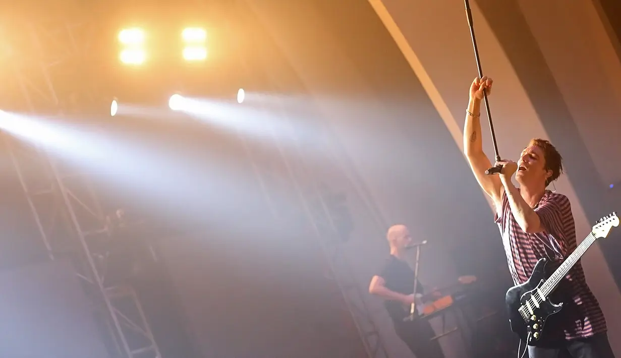 Para penonton pun tentunya menyambut meriah dan ikut menyanyi bersama. (Bambang E. Ros/Bintang.com)