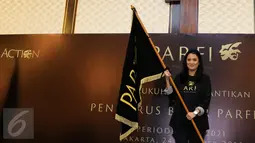 Ketua Umum Parfi 56, Marcella Zalianti membawa bendera PARFI 56 pada acara pengukuhan dan pelantikan pengurus besar PARFI 56, di Jakarta, Senin (24/10). Pengukuhan dan pelantikan pengurus besar mengusung tema Action. (Liputan6.com/Herman Zakharia)