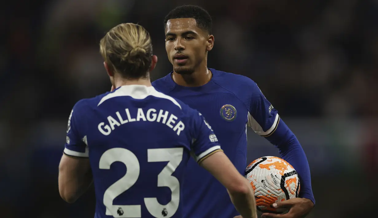 Liverpool tertarik mendatangkan seorang bek tengah milik Chelsea, Levi Colwill pada musim 2023/2024 setelah penampilan apiknya saat dipinjamkan bersama Brighton and Hove Albion pada musim 2022/2023. Namun Chelsea sebagai pemilik justru memperpanjang kontrak sang pemain hingga tahun 2029. (AP Photo/Ian Walton)