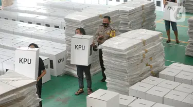 Petugas membawa kotak suara yang mulai distribusikan ke Kantor Kecamatan Pondok Aren, Kota Tangerang Selatan, Banten, Rabu (2/12/2020). Logistik Pilkada Tangsel tersebut seperti kotak suara, bilik suara dan alat pelindung diri (APD). (merdeka.com/Dwi Narwoko)