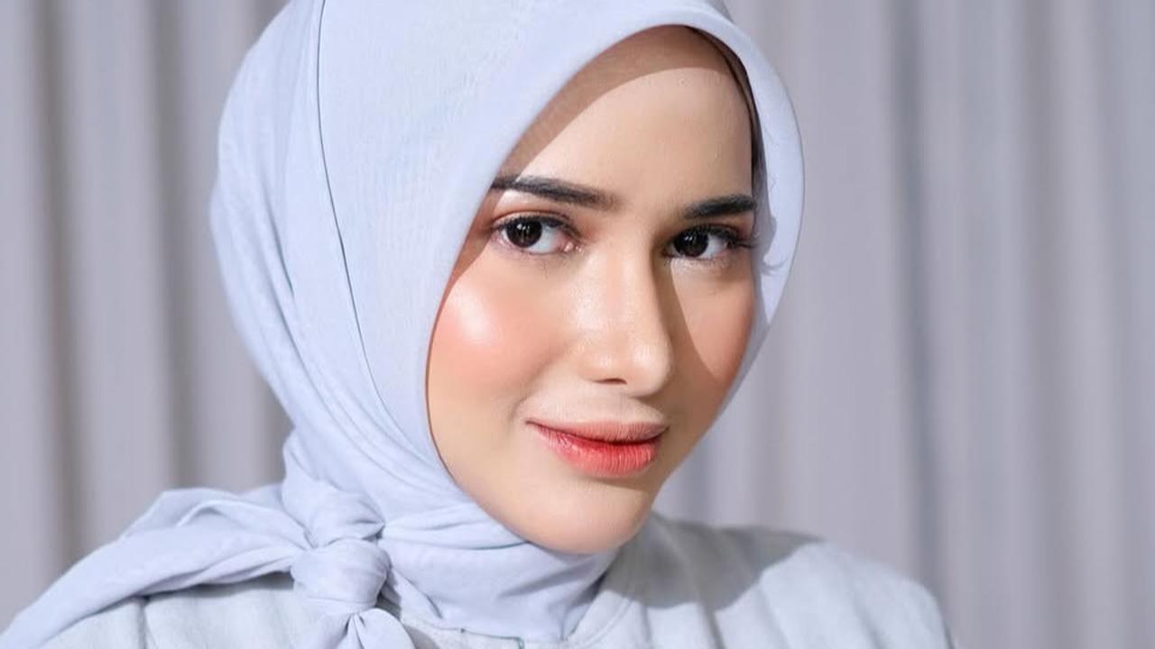 7 Potret Cantik Menawan Dilan Janiyar Berhijab, Auranya Langsung Berubah Timur Tengah Banget