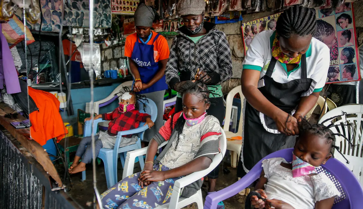 Tiga orang anak rambutnya ditata dengan model yang terinsprasi dari corona Covid-19 oleh Mama Brayo Beauty Salon di daerah kumuh Kibera, Kenya, 3 Mei 2020. Corona telah menghidupkan kembali gaya rambut di Afrika Timur yang memiliki lonjakan kepang bentuk khas virus. (AP/Brian Inganga, File)