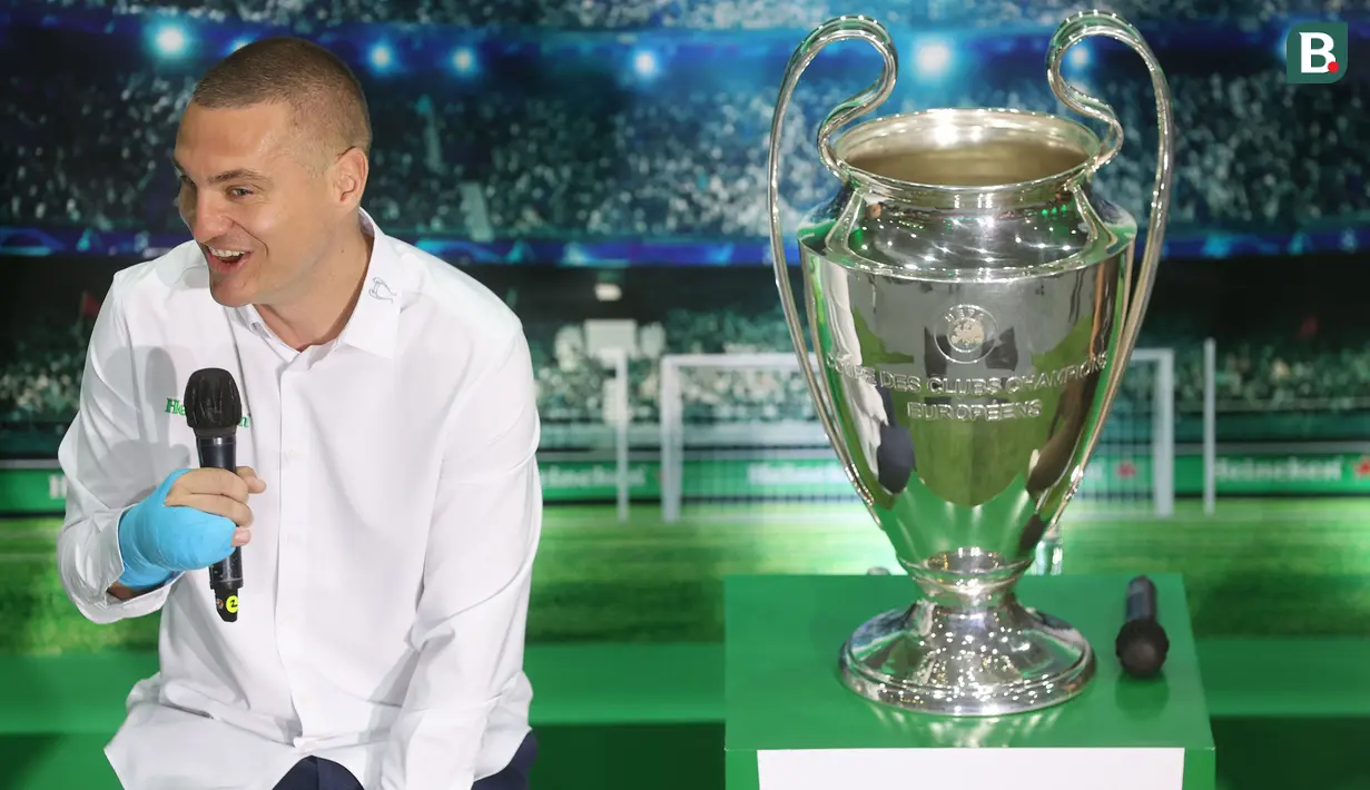 Mantan bintang Manchester United, Nemanja Vidic, saat hadir dalam acara bertajuk Meet The UEFA Champion League Trophy and Legends di MGP Space SCBD, Jakarta, Sabtu (27/4/2024). (Bola.com/M iqbal Ichsan)