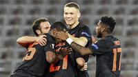 Pemain Manchester United merayakan gol yang dicetak Daniel James ke gawang LASK pada leg pertama 16 besar Liga Europa di Linzer Stadion, Linz, Austria, Jumat (13/3). Manchester United menang telak 5-0 atas LASK. (AP/Kerstin Joensson)