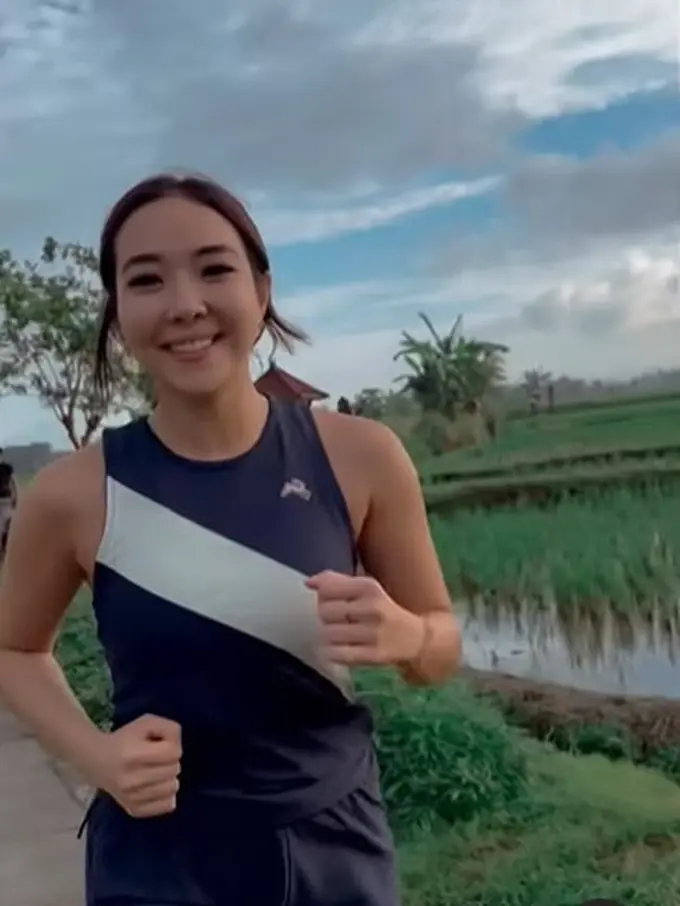 Gisella Anastasia berlari di persawahan (Instagram/gisel_la)