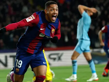 Pemain Barcelona Vitor Roque (kiri) melakukan selebrasi setelah mencetak gol ke gawang Osasuna saat pertandingan sepak bola La Liga Spanyol melawan Osasuna di Stadion Olimpic Lluis Companys di Barcelona, Spanyol, Rabu, 31 Januari 2024. (AP Photo/Joan Monfort)