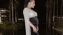 Angel Pieters dikenal dengan gaya fashionnya yang istimewa. Di masa kehamilan, ia juga tampak sempurna dalam parade gaun yang menjanjikan. Aksen velvet dan sequin hadirkan kesempurnaan gaya yang menawan. [Foto: Instagram/ Angel Pieters]