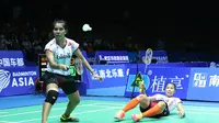 Ganda putri Indonesia Greysia Polii (terjatuh) dan Nitya Krishinda Maheswari mengembalikan bola dalam laga semifinal Badminton Asia Championships 2016 di Wuhan, Tiongkok, akhir pekan kemarin. (Liputan6.com/Humas PB PBSI)