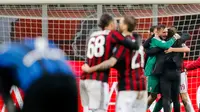 Kiper AC Milan Antonio Donnarumma menerima ucapan selamat dari pelatih Gennaro Gattuso pada akhir laga perempat final Coppa Italia di San Siro, Kamis (28/12). AC Milan sukses melaju ke semifinal usai menundukan Inter Milan 1-0. (AP/Antonio Calanni)