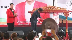 Presiden Joko Widodo (Jokowi) didampingi Ketua umum baru PKPI, Diaz Hendropriyono memukul gong sebagai tanda penutupan kongres luar biasa Partai Keadilan dan Persatuan Indonesia (PKPI) di Jakarta, Senin (14/5). (Liputan6.com/Angga Yuniar)