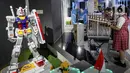 Sejumlah siswa mencoba permainan pada AI and Robotic Innovation Expo 2024 di Pluit Village Mall, Jakarta, Jumat (25/10/2024). (Liputan6.com/Herman Zakharia)