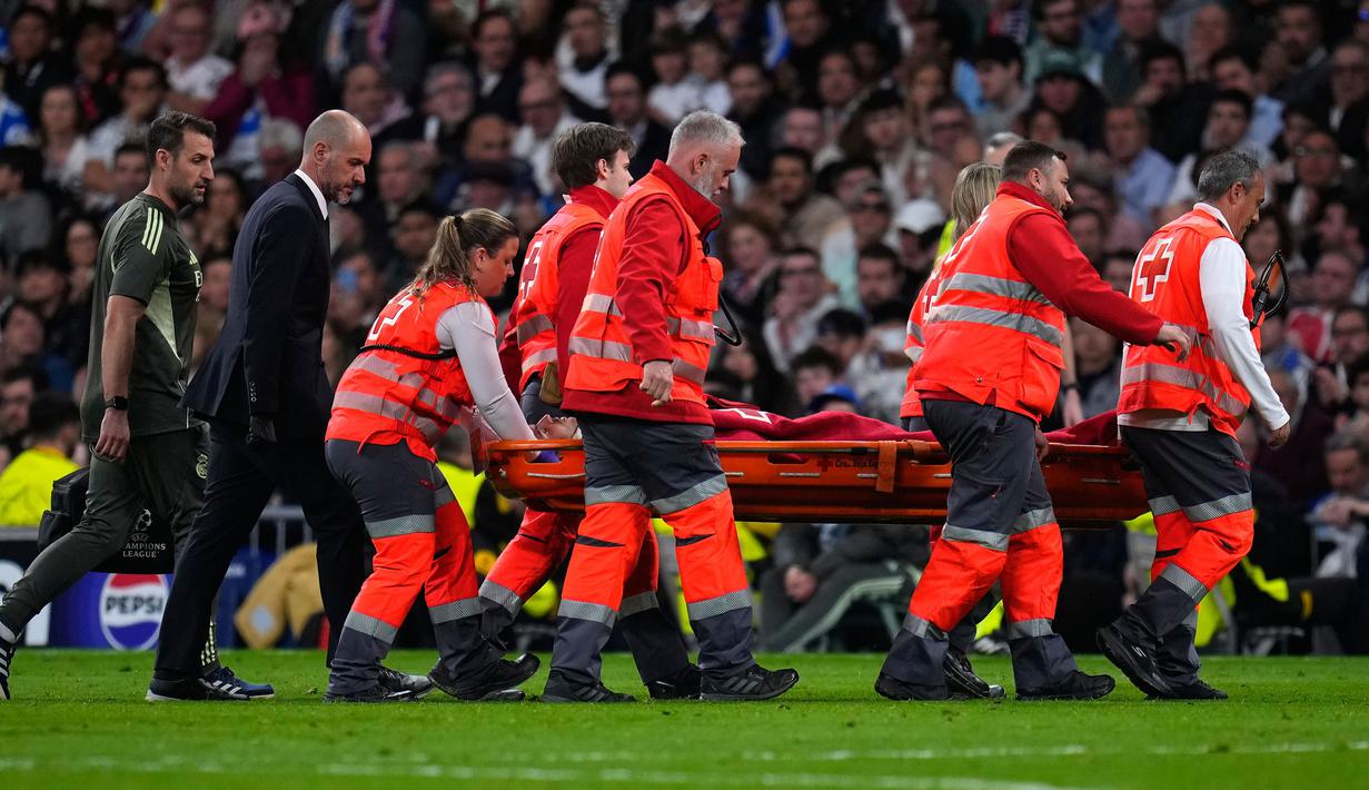 Pemain berkebangsaan Spanyol tersebut kemudian ditandu ke luar lapangan dengan mendapat tepuk tangan meriah dari penonton. (AP Photo/Manu Fernandez)