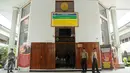Sejumlah polisi berjaga di depan ruang sidang lanjutan permohonan PK kasus Abu Bakar Baasyir di PN Jakarta Selatan, Selasa (1/12/2015). Majelis memutuskan pemeriksaan permohonan PK dilimpahkan ke PN Cilacap. (Liputan6.com/Helmi Fithriansyah)