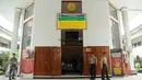 Sejumlah polisi berjaga di depan ruang sidang lanjutan permohonan PK kasus Abu Bakar Baasyir di PN Jakarta Selatan, Selasa (1/12/2015). Majelis memutuskan pemeriksaan permohonan PK dilimpahkan ke PN Cilacap. (Liputan6.com/Helmi Fithriansyah)