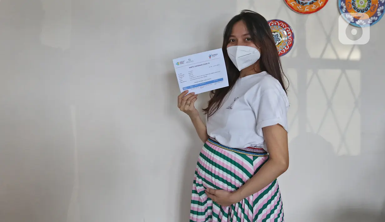 Seorang ibu hamil menunjukkan Kartu Vaksinasi usai disuntik vaksin COVID-19 di RSIA Tambak, Jakarta, Rabu (18/8/2021). Vaksinasi bagi ibu hamil dan menyusui yang dilakukan sekali dalam sepekan menggunakan vaksin jenis Sinovac ini dibatasi jumlahnya hanya 60 peserta. (Liputan6.com/Herman Zakharia)