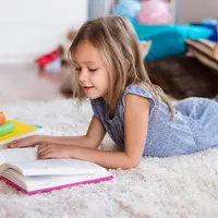 ilustrasi anak-anak membaca/copyright freepik.com/gpointstudio