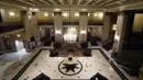 Lobi Roosevelt Hotel, hotel mewah bersejarah di Midtown Manhattan, terlihat di New York pada 12 Oktober 2020. Hotel yang dinamai menurut nama Presiden Theodore Roosevelt itu akan ditutup pada akhir Oktober setelah 96 tahun beroperasi lantaran pandemi Covid-19. (TIMOTHY A. CLARY / AFP)