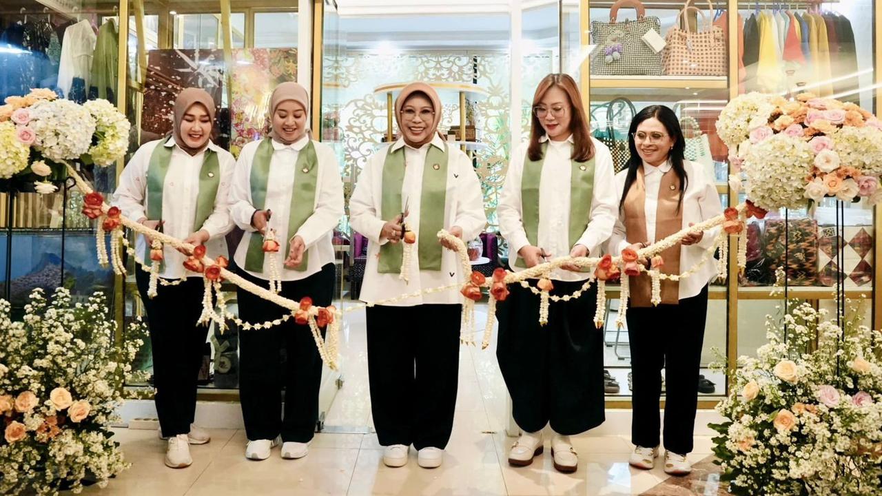 Promosikan Produk Unggulan Kelompok Rentan & Disabilitas, Fatma Saifullah Resmikan Galeri DWP Kemensos