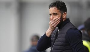 Pelatih Manchester United, Ruben Amorim menyeka wajahnya dalam laga lanjutan Liga Inggris 2024/2025 melawan Brentford di Gtech Community Stadium, London, Inggris, Minggu (04/05/2025) waktu setempat. (AP Photo/PA/John Walton)