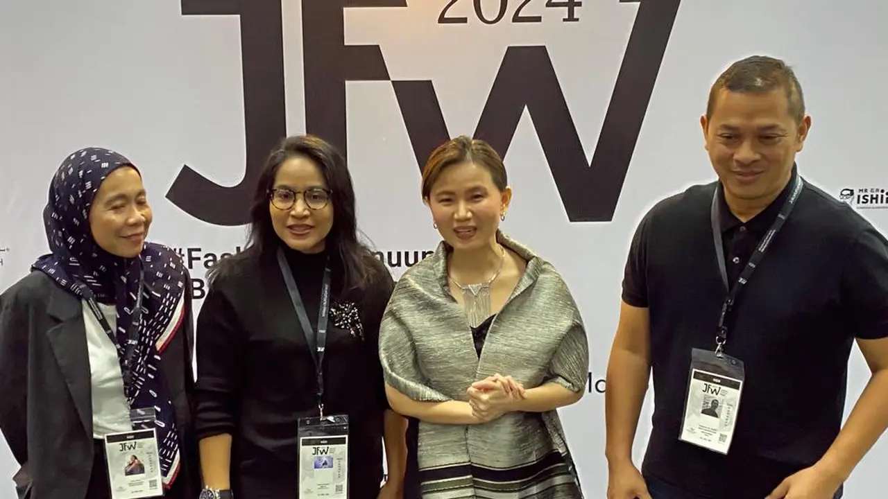 Ajang Jakarta Fashion Week 2024