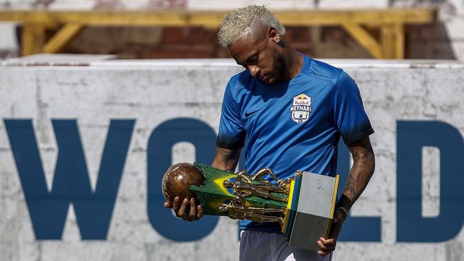Neymar dengan model rambut anyar dalam sebuah turnamen amal yang digelar yayasannya di Sao Paulo, Brasil (13/7/2019). (AFP/Miguel Schincariol)