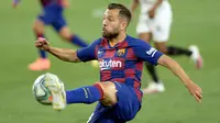 Jordi Alba. Pelatih Ronald Koeman telah menetapkan bek kiri 32 tahun dan lulusan La Masia ini menjadi kapten ke-4 Barcelona. Serupa dengan Gerard Pique, Jordi Alba juga sempat meninggalkan Barcelona untuk memperkuat Valencia mulai 2009-2012. (Foto: AFP/Cristina Quicler)