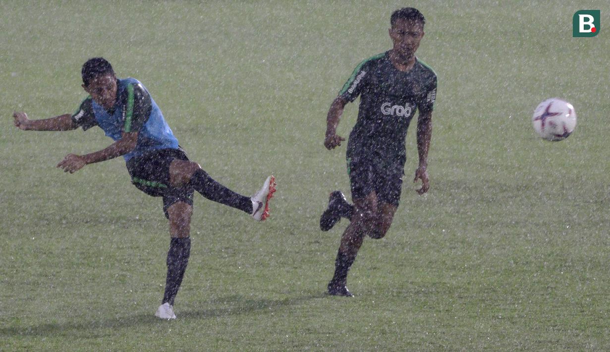 Pemain Timnas Indonesia, Evan Dimas, mengirim umpan saat latihan di Stadion Madya Senayan, Jakarta, Selasa (22/11). Latihan ini persiapan jelang laga Piala AFF 2018 melawan Filipina. (Bola.com/Yoppy Renato)