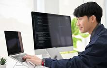 Tips Merawat Kesehatan Mata Saat Bekerja di Depan Laptop Seharian
