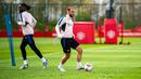 <p>Pemain Manchester United, Christian Eriksen kembali mengikuti sesi latihan Manchester United di Carrington pada Jumat (07/04/2023) WIB. Eriksen sempat absen lama dari lini tengah MU akibat cedera pergelangan kaki saat menjamu Reading di babak keempat Piala FA di Old Trafford, Minggu (29/1/2023) WIB. (Twitter/@ManUtd)</p>